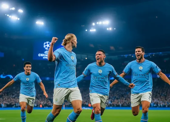 Man City កំពុងធ្វើប្រកួតនៅ UEFA Champions League ក្នុងយប់ ដែលមានភ្លើងពេលយប់ភ្លឺស្រទាប់ និងបរិយាកាសកីឡាអន្តរជាតិ។